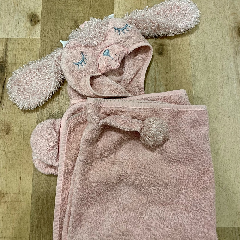 Hooded little girl towels